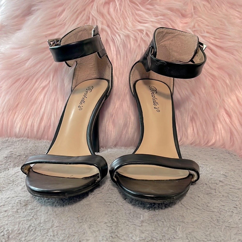 Size 7 strappy heeled sandal